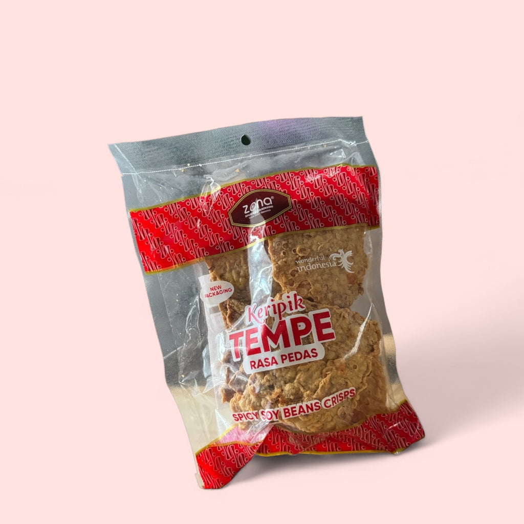 Knusprige, würzige Tempe-Chips von Amboina B.V, perfekt für Snacks, mit scharfer Geschmack, auf einem Teller serviert.