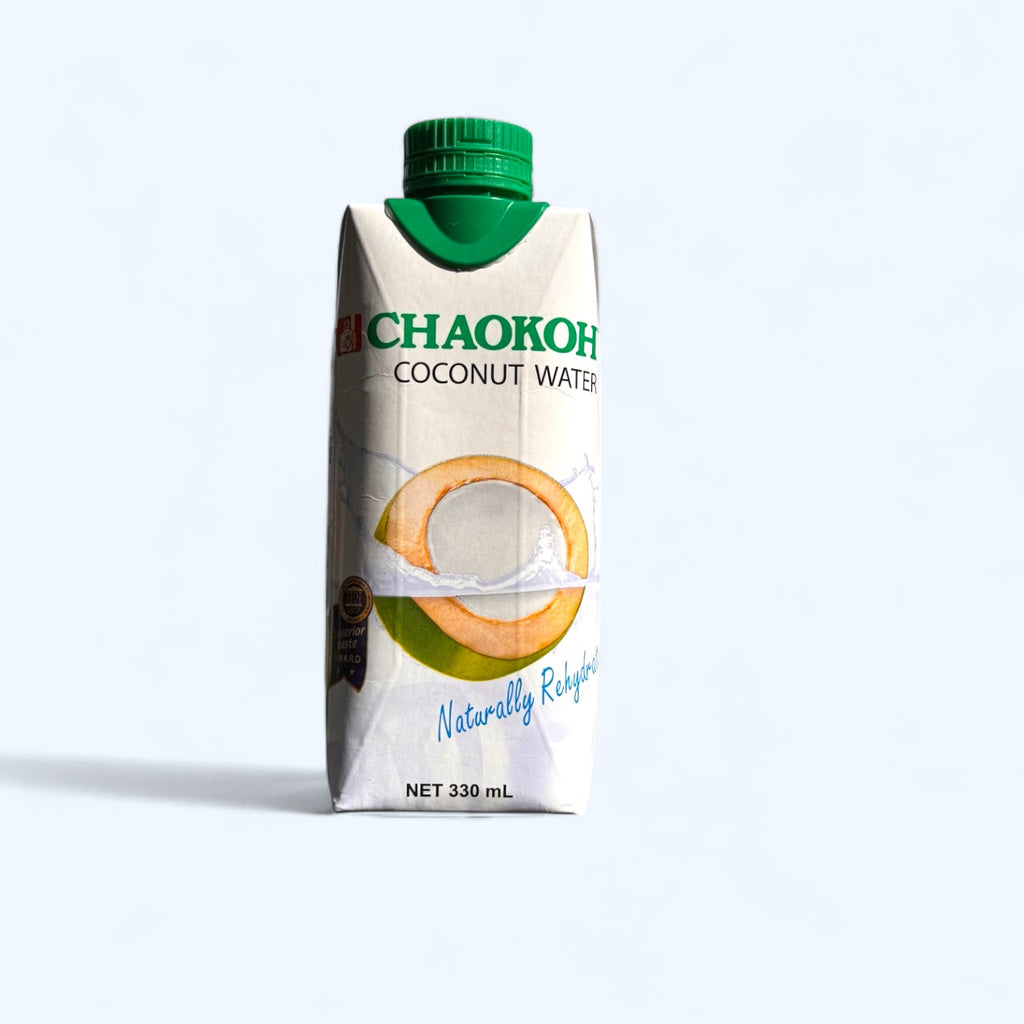 Kokoswasser Air Kelapa 330 ml von Chaokoh, in einer transparenten Flasche, zeigt frisches, klares Kokoswasser.