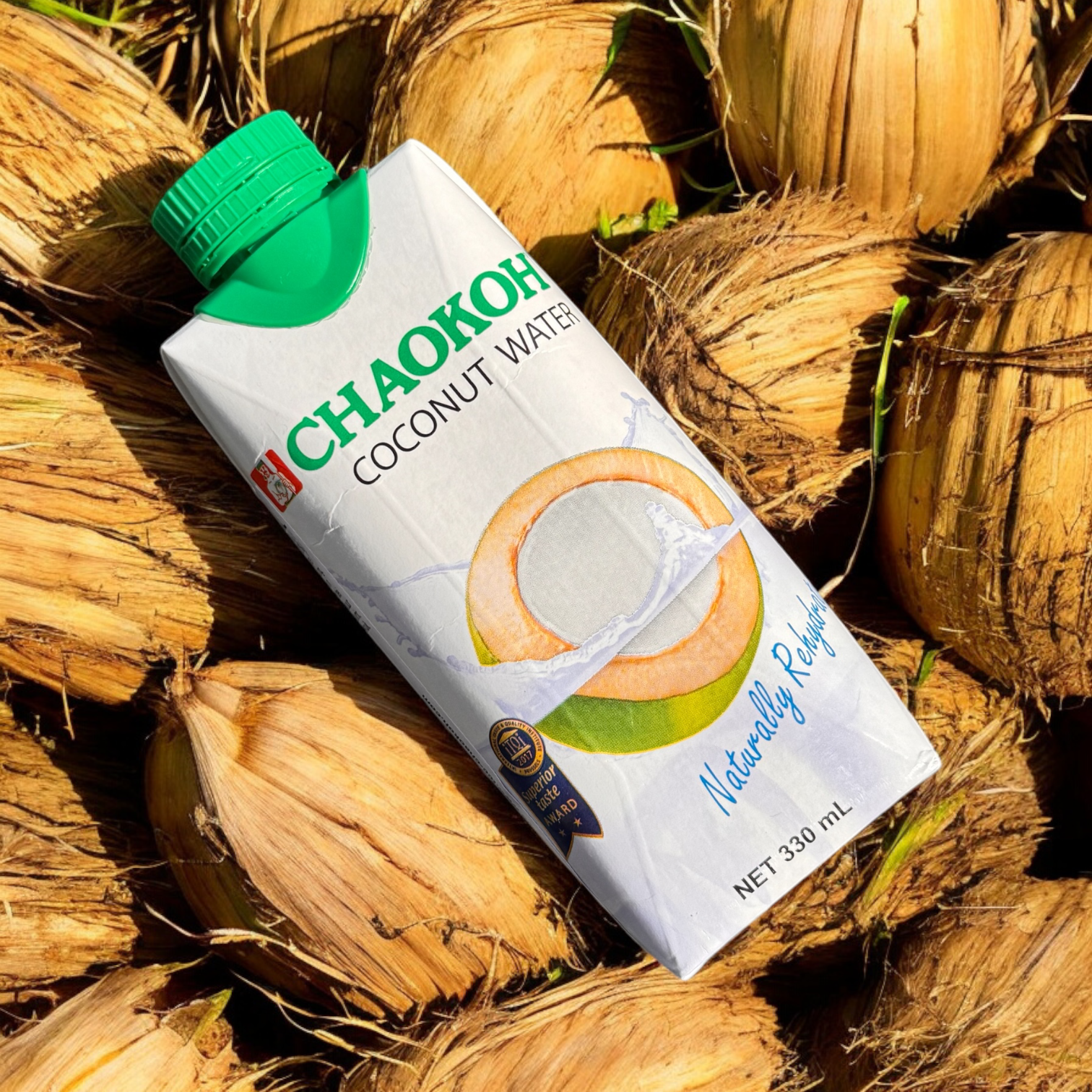 Kokoswasser Air Kelapa 330 ml von Chaokoh in einer transparenten Flasche, frisch und naturbelassen