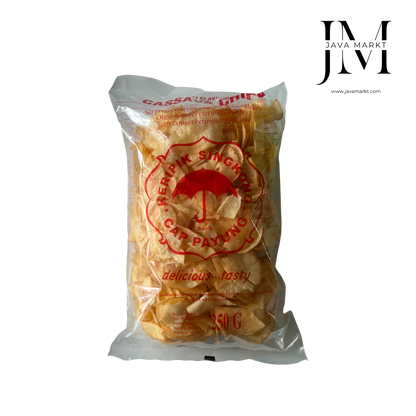 Knusprige scharfe Tapioka-Chips von Oriental Merchant, gebacken mit würziger Kap Payung Würzung, auf weißem Hintergrund.