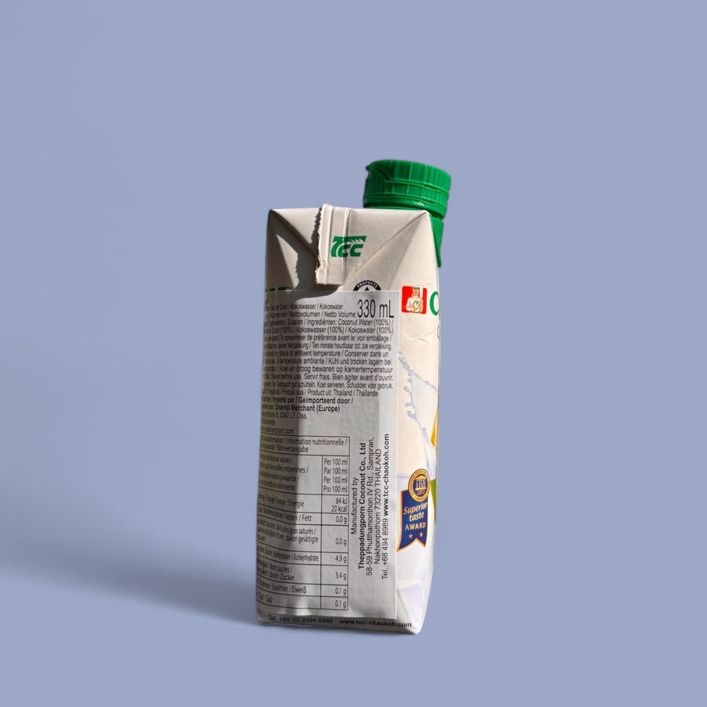 Kokoswasser Air Kelapa 330 ml von Chaokoh in einer transparenten Flasche, frisch und erfrischend, auf weißem Hintergrund
