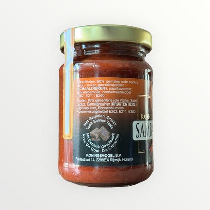 Sambal Terasi von KONINGSVOGEL in Vanka Kawat Verpackung, scharfe indonesische Chilipaste mit Garnelenpaste, close-up.