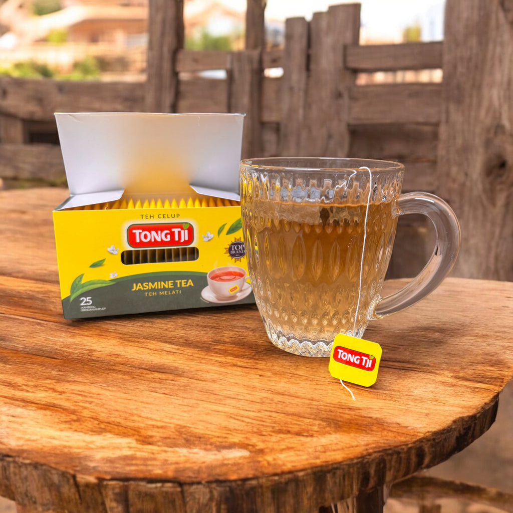 Nesia Tong Tji Jasmin Tee in einer Tasse, aromatisch und blumig, bereit zum Trinken, mit frischem Jasmin-Duft.