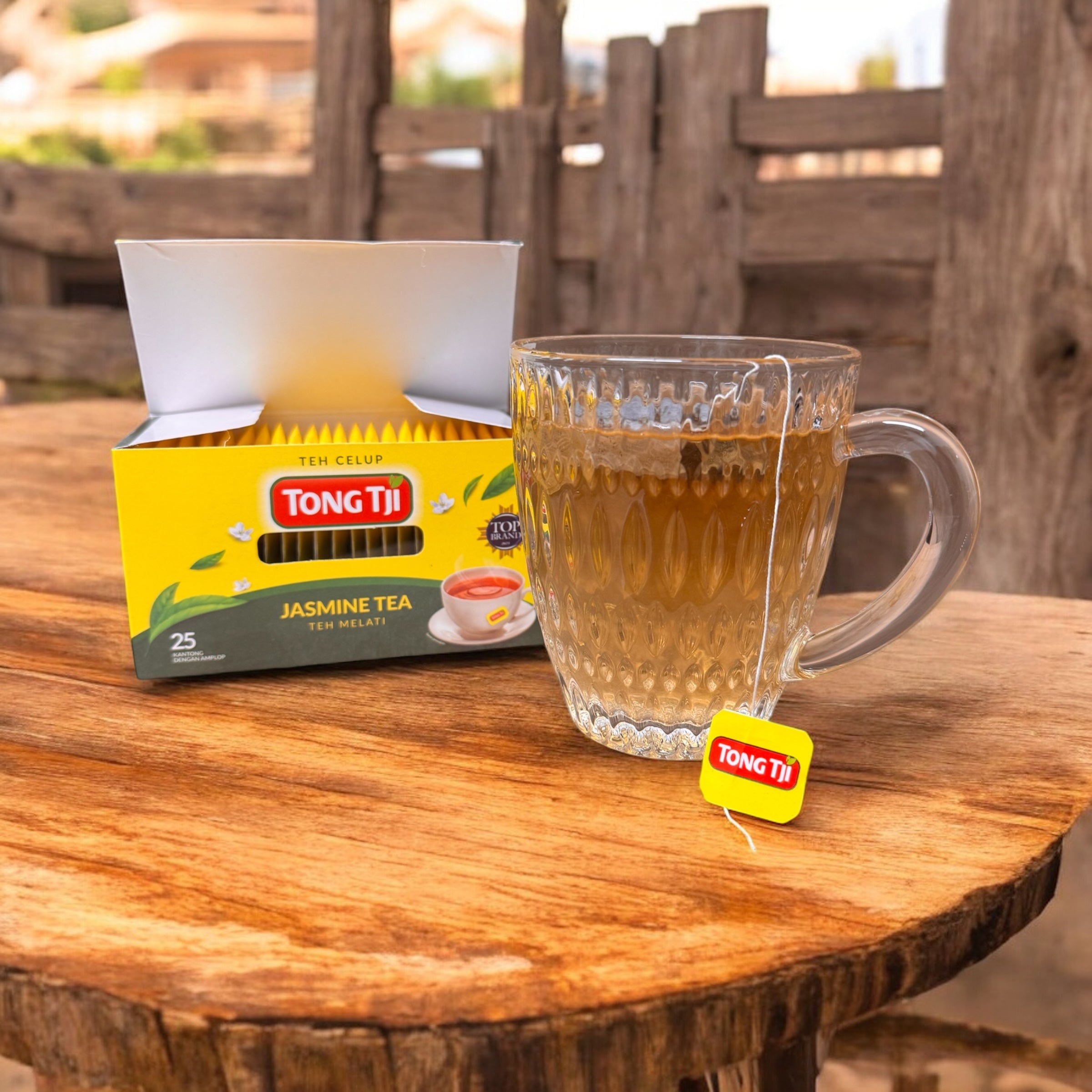 Nesia Tong Tji Jasmin Tee in einer Tasse, aromatisch und blumig, bereit zum Trinken, mit frischem Jasmin-Duft.