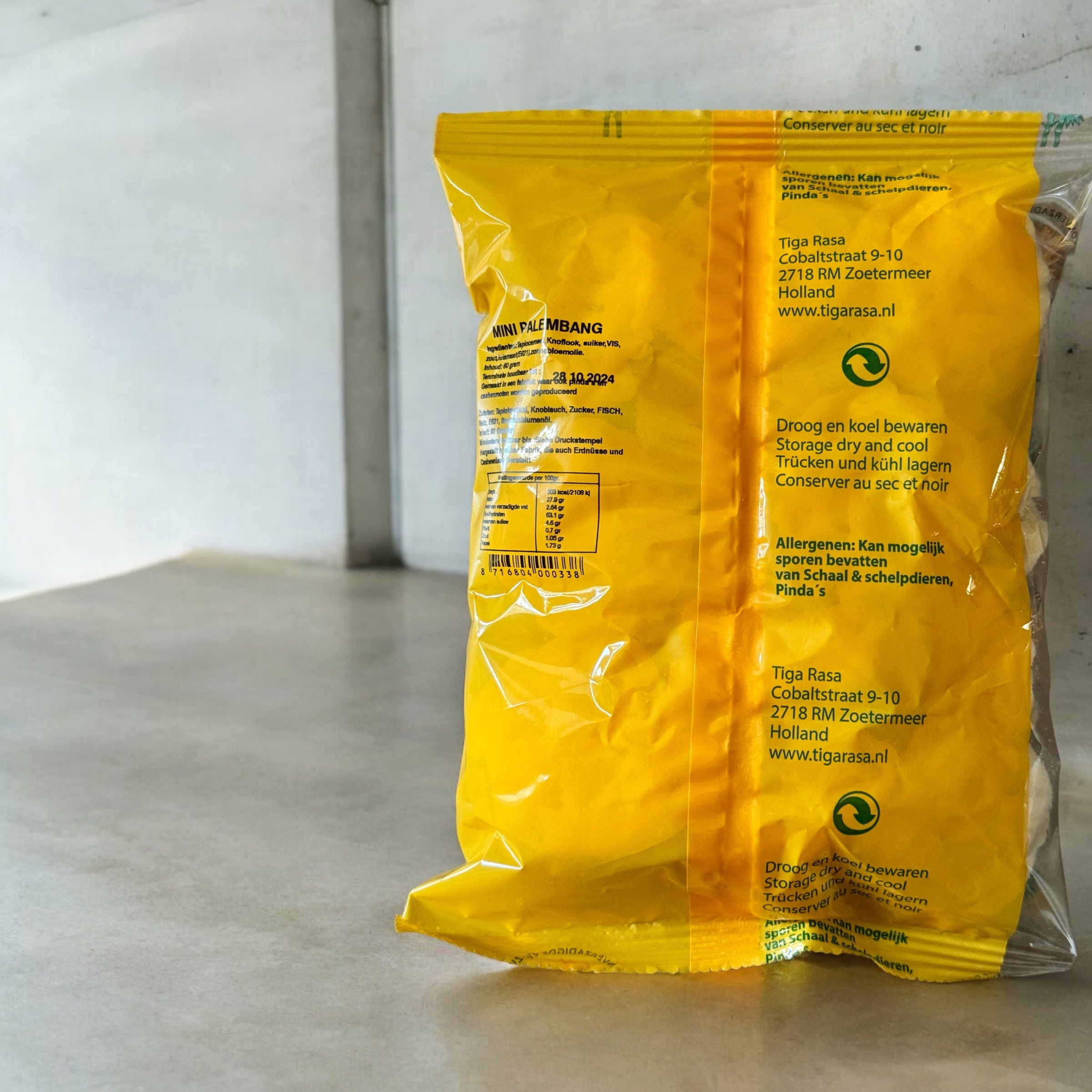 Mini Kerupuk Palembang Chips von Nesia Food in drei verschiedenen Geschmacksrichtungen, knusprig und aromatisch, auf einem Teller serviert