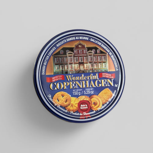 Nesia Butter Kekse von Won Copenhagen auf einem Teller, knusprig und goldbraun, ideal für Snacks und Kaffee.