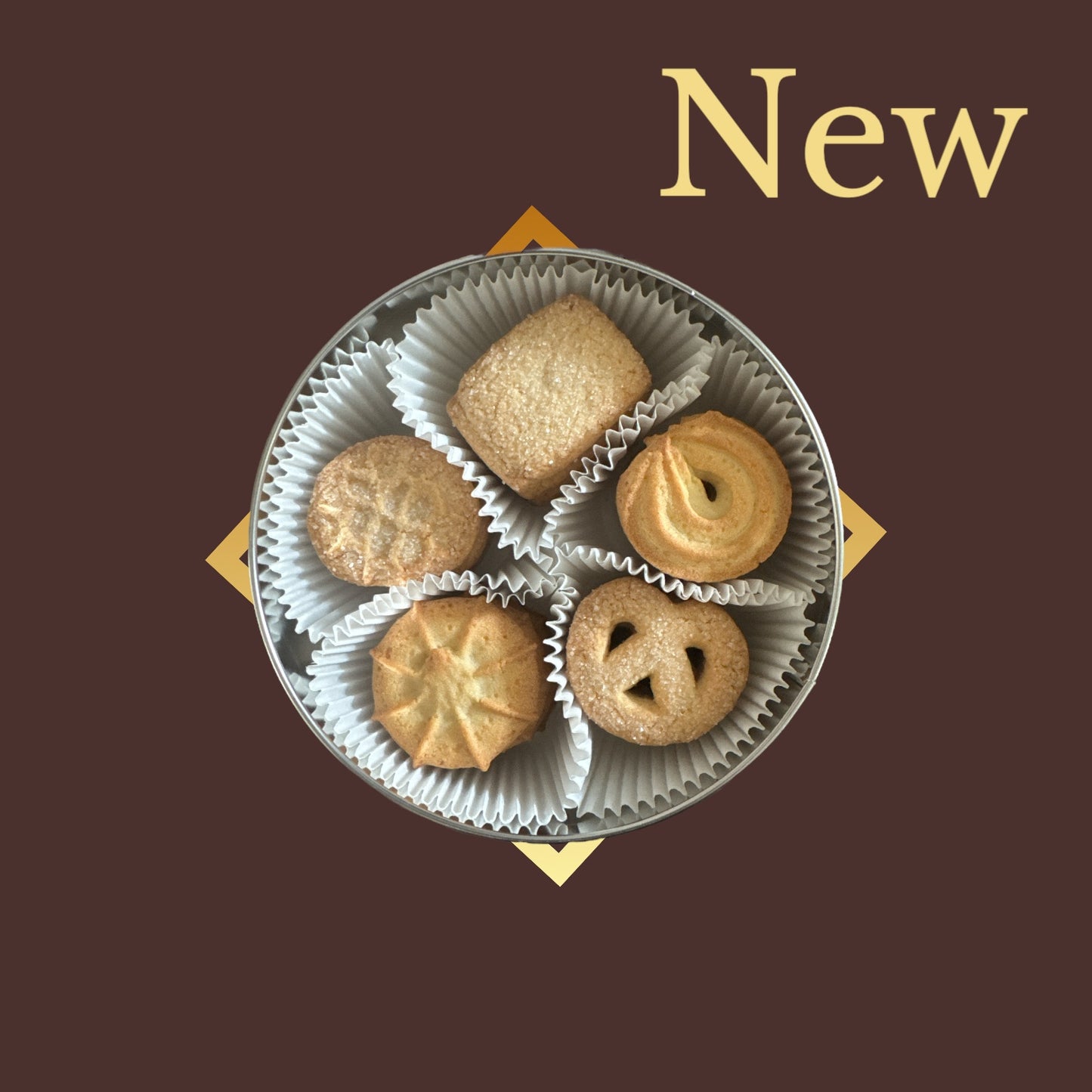 Nesia Butter Kekse von Won Copenhagen, goldene, knusprige Butterkekse auf weißem Teller, Nahaufnahme