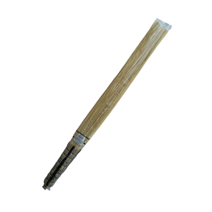 Nesia Sapu Lidi aus Holz und Bast, ideal für Haushaltsreinigung, mit langen Griffen und natürlichem Design.