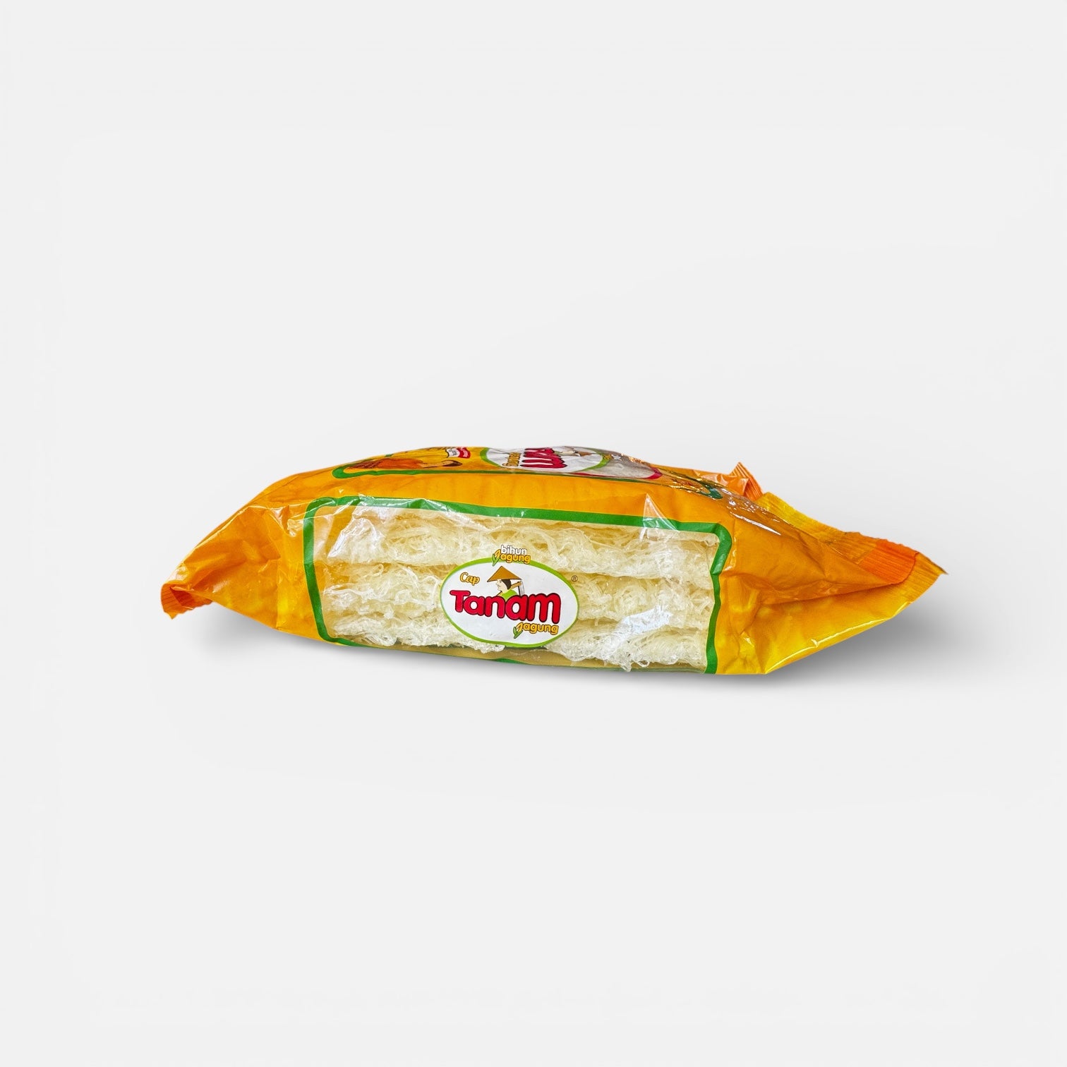 Nesia Bihun aus Mais, Pasta und Nudeln, ungekocht in einer Packung, mit Maiskolben im Hintergrund.