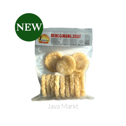 Ungebrannter Rengginang Asin Mentah, knuspriger indonesischer Kerupuk von Nesia Food, auf weißem Hintergrund.
