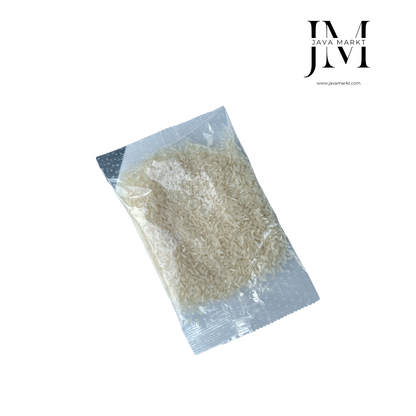 Lontong Beras, zwei Packungen, indonesische Lebensmittel von Amboina B.V, geformt aus Reis, zum Kochen und Servieren.