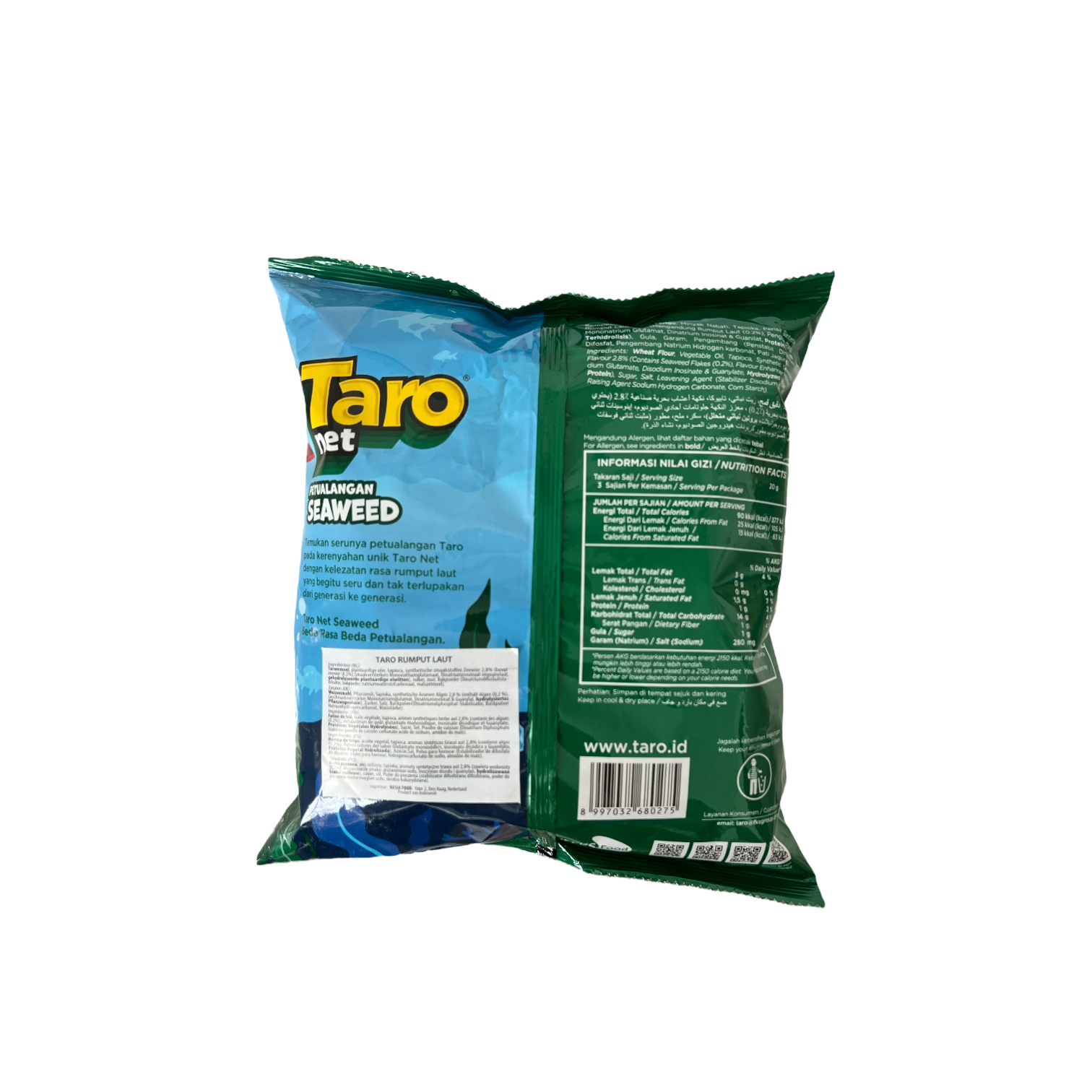Knusprige Taro Net Rasa Rumput Laut Chips von Nesia Food in einer offenen Verpackung, mit grünen Meeresalgen auf der Oberfläche.
