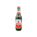 Bierflasche von Bir Bintang, Vanka Kawat, auf einem Holztisch, mit goldener Farbe und typischem Label sichtbar