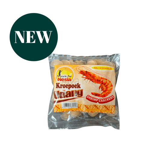 Knuspriger Garnelen-Chips von Nesia Food, 4 cm große, goldene Krupuk Udang auf weißem Hintergrund.