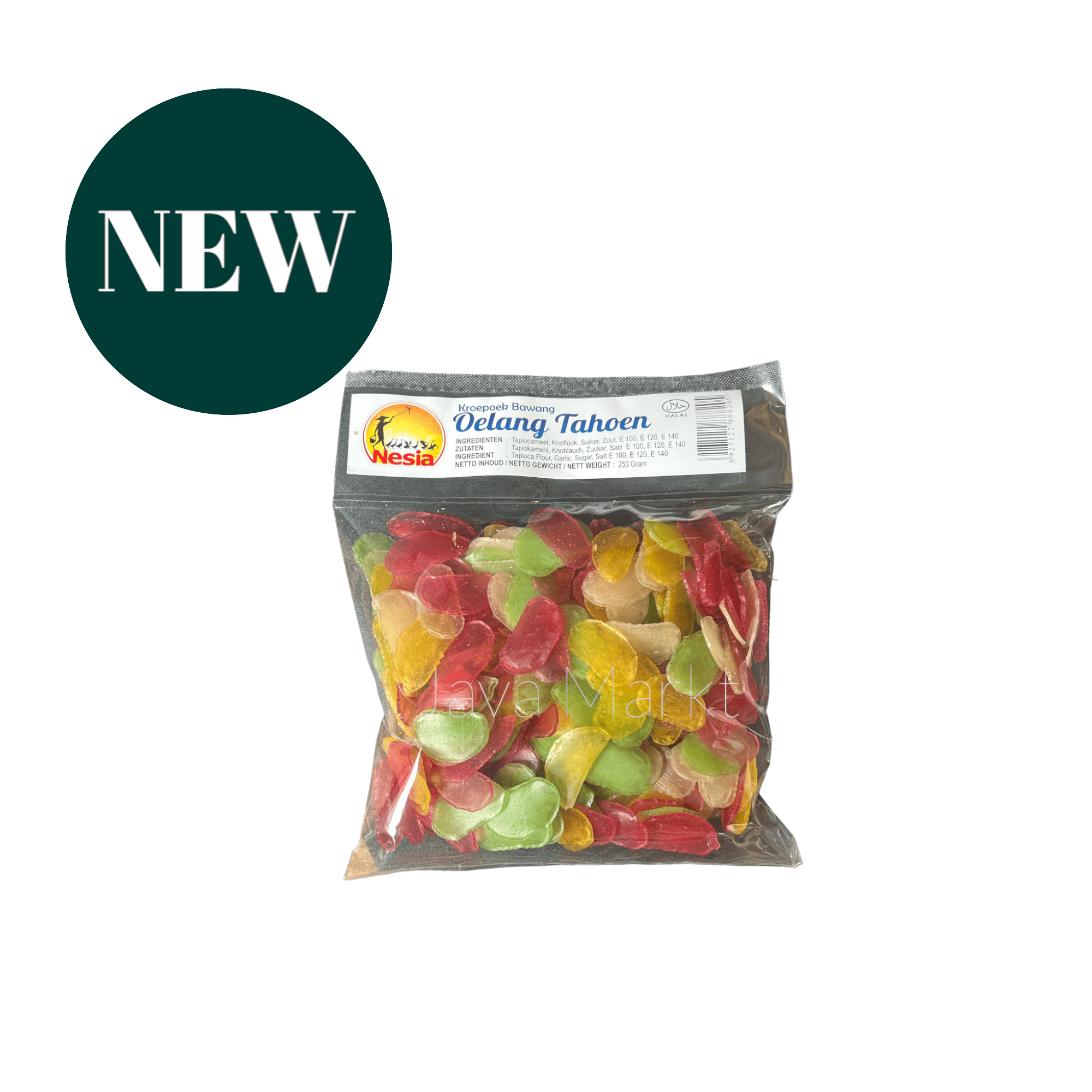 Knusprige Bawang-Kerupuk von Nesia Food, traditionelle Chips mit Zwiebelgeschmack, auf weißem Hintergrund.