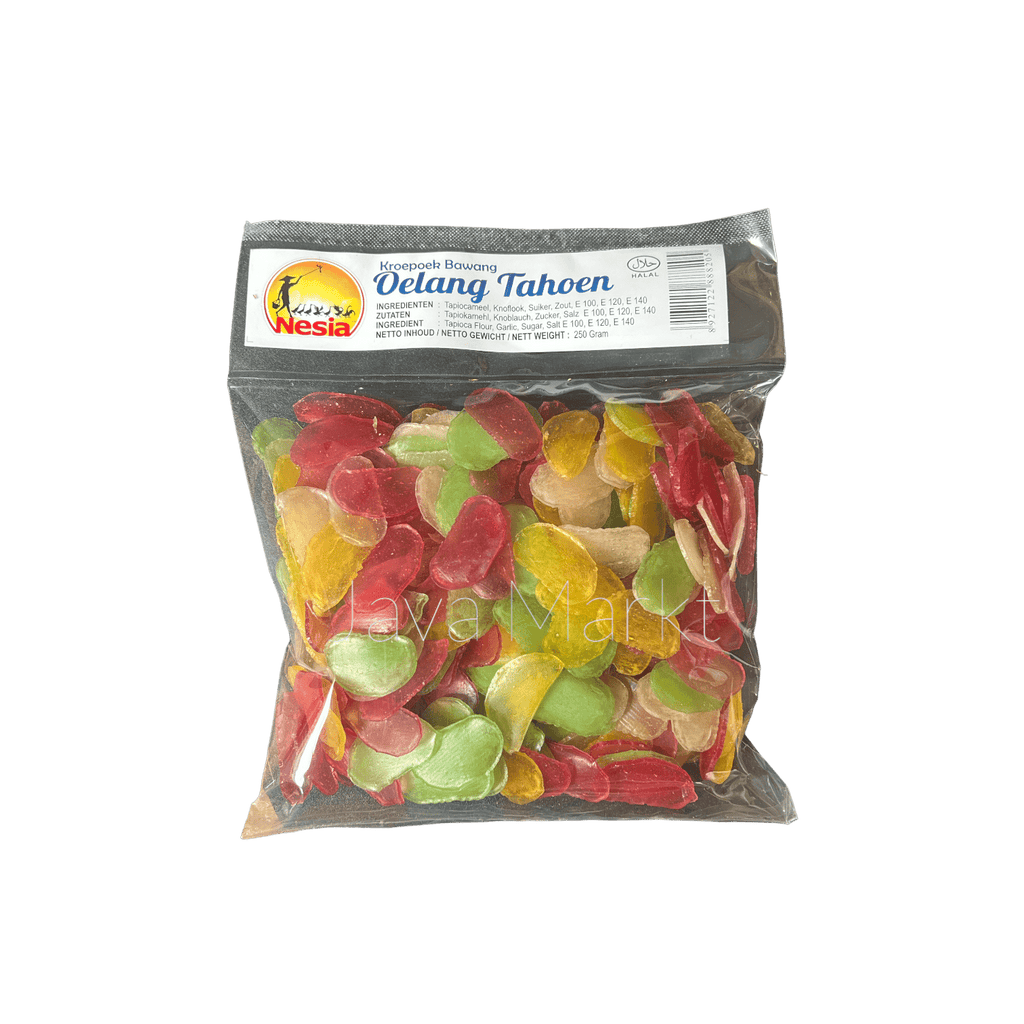 Knusprige Zwiebel-Krupuk von Nesia Food, traditionelle Chips mit aromatischem Zwiebelgeschmack, in der Verpackung sichtbar