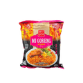 Nesia Food Wok Mie Goreng Hot & Spicy Pasta, goldene Nudeln in Wok, scharf gewürzt, appetitlich auf weißem Hintergrund