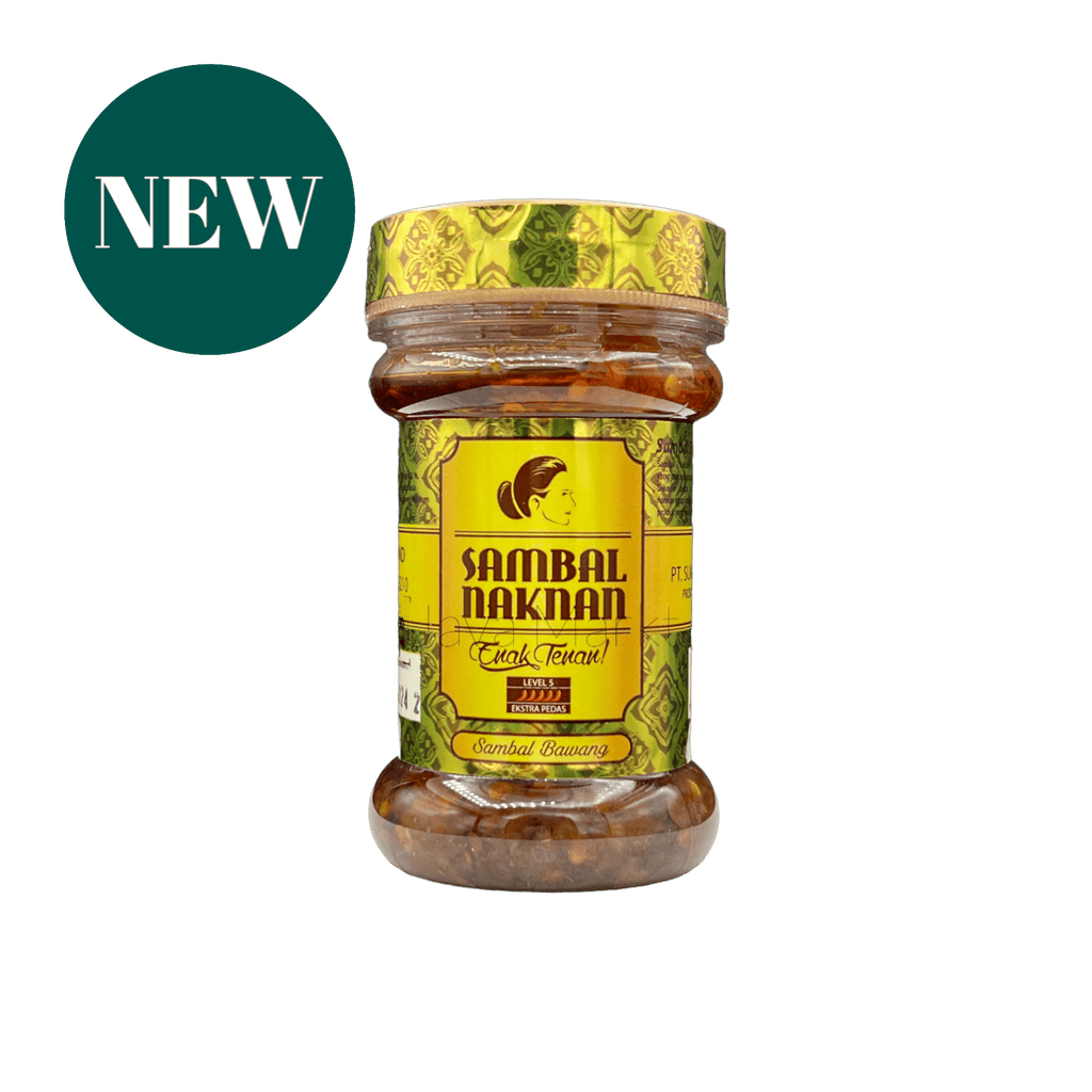 Sambal NAKNAN Sambal Bawang Lv. 5 von Nesia, scharfe sambal mit Knoblauch, in einer Glasdose auf einem Teller.
