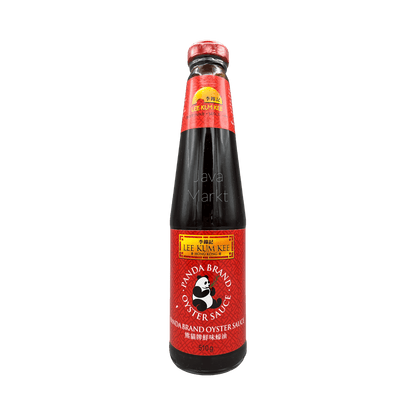 Oystersoße von Lee Kum Kee, Panda Marke, in einer Flasche, typische asiatische Sauce für die Küche, auf weißem Hintergrund.