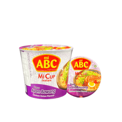 ABC Mi Cup Instant Rasa Ayam Bawang, Pasta & Nudeln von Oriental Merchant in einer befüllten Instant-Nudelpackung.