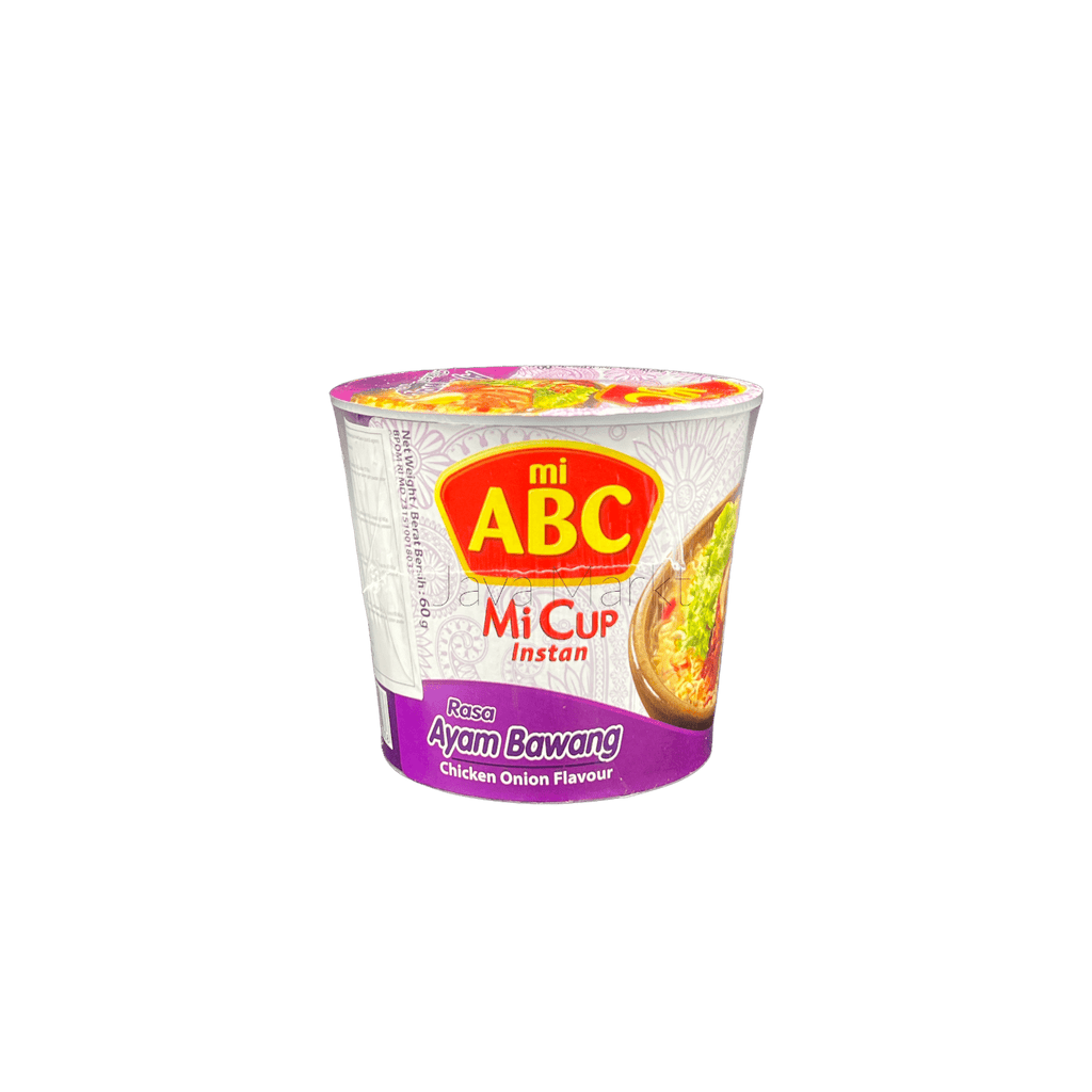 Instant ABC Mi Cup mit Rasa Ayam Bawang, asiatische Nudeln in weißer Schüssel, von Oriental Merchant.