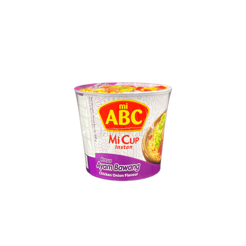 Instant ABC Mi Cup mit Rasa Ayam Bawang, asiatische Nudeln in weißer Schüssel, von Oriental Merchant.