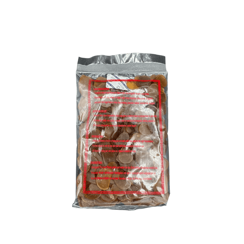 Knusprige Kerupuk Terasi von Vanka Kawat, traditionelle Chips mit würzigem Geschmack, in einer offenen Verpackung.