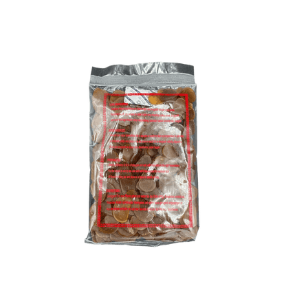 Knusprige Kerupuk Terasi von Vanka Kawat, traditionelle Chips mit würzigem Geschmack, in einer offenen Verpackung.